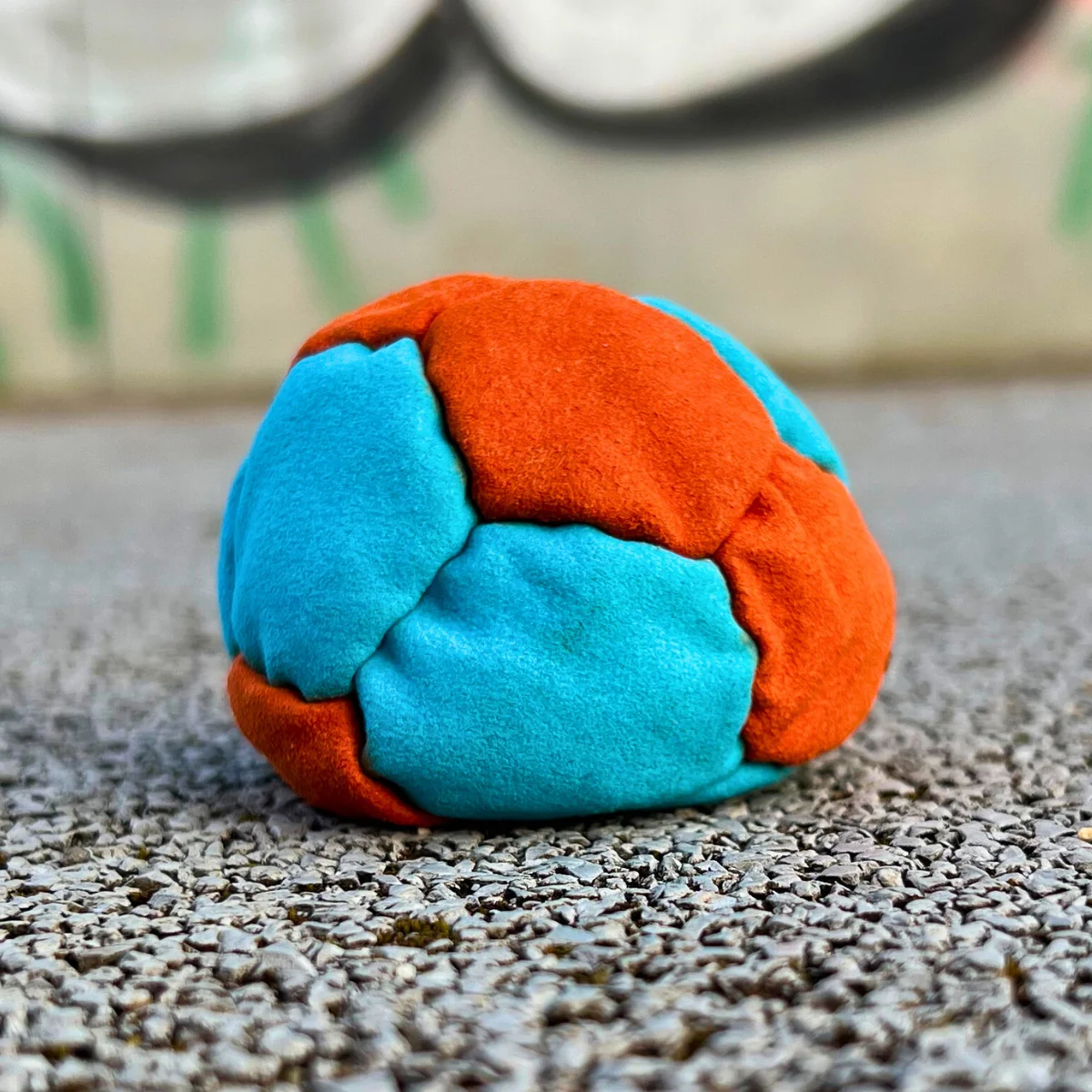12 Panels Footbag mit Sandfüllung – Crazy Sack Stoffball & Kickball 02