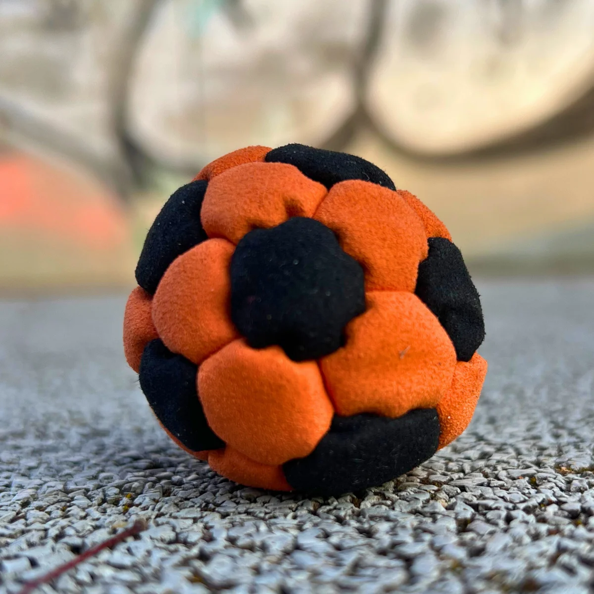 32 Panels Footbag mit Metallkugelfüllung – Crazy Sack Jonglierball & Kickball 02