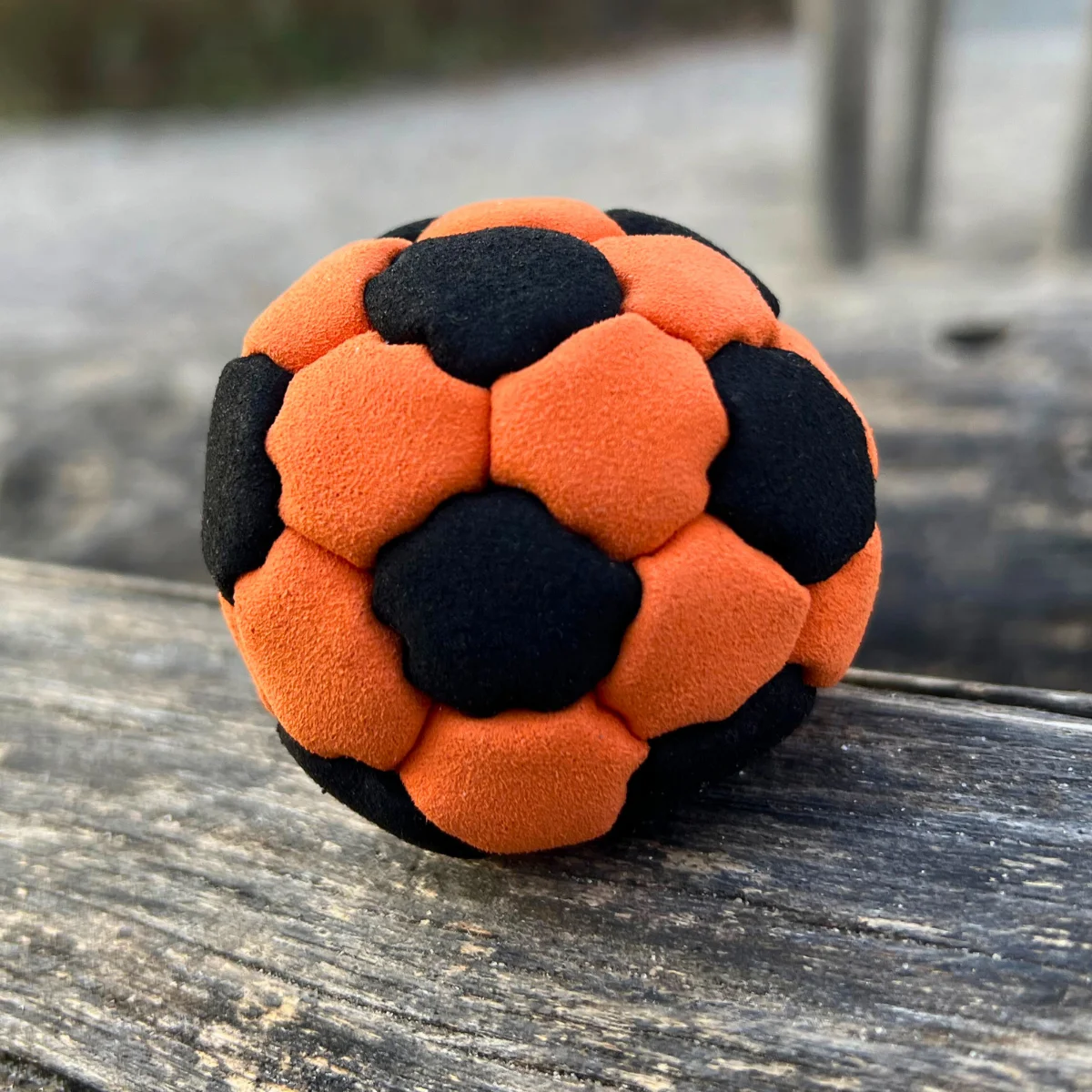 32 Panels Footbag mit Metallkugelfüllung – Crazy Sack Jonglierball & Kickball 03