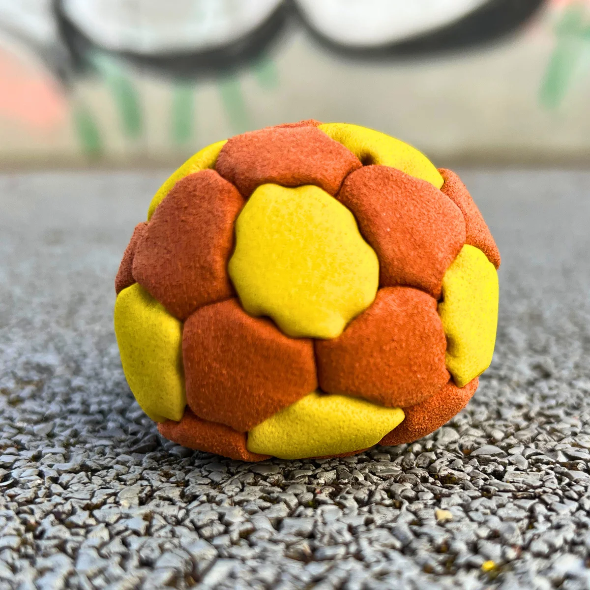 32 Panels Footbag mit Sandfüllung – Crazy Sack Kickball & Stoffball 02