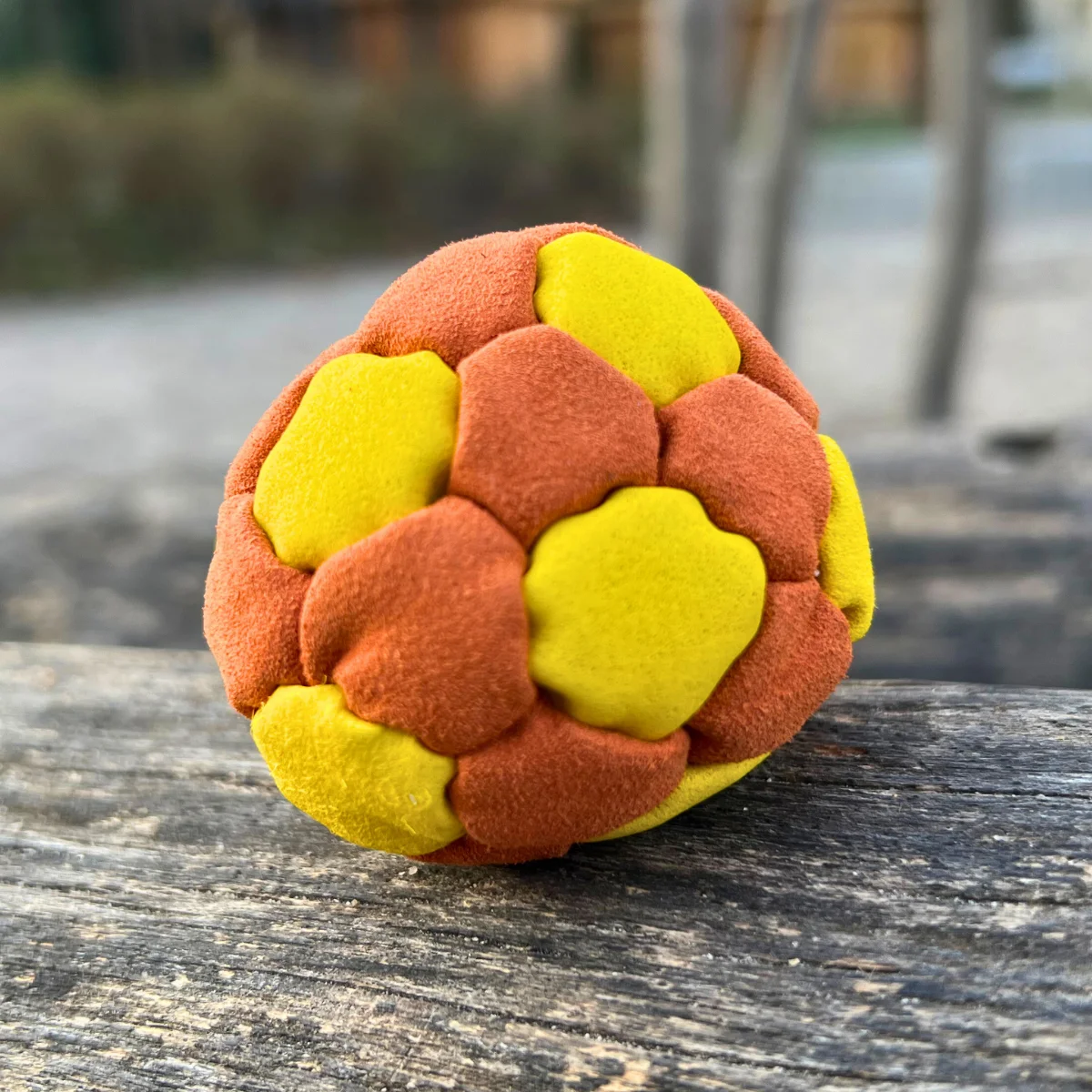 32 Panels Footbag mit Sandfüllung – Crazy Sack Kickball & Stoffball 03