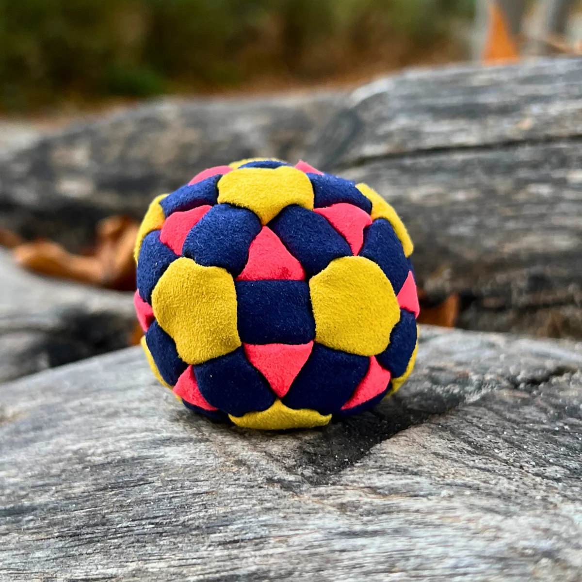 62 Panels Footbag mit Sandfüllung - Kickball für Freestyle und Jonglieren (rose-yellow-blue) – Bild 3