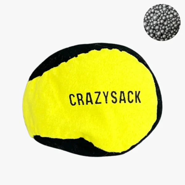 Ein gelb schwarzer Footbag liegt auf weißem Hintergrund