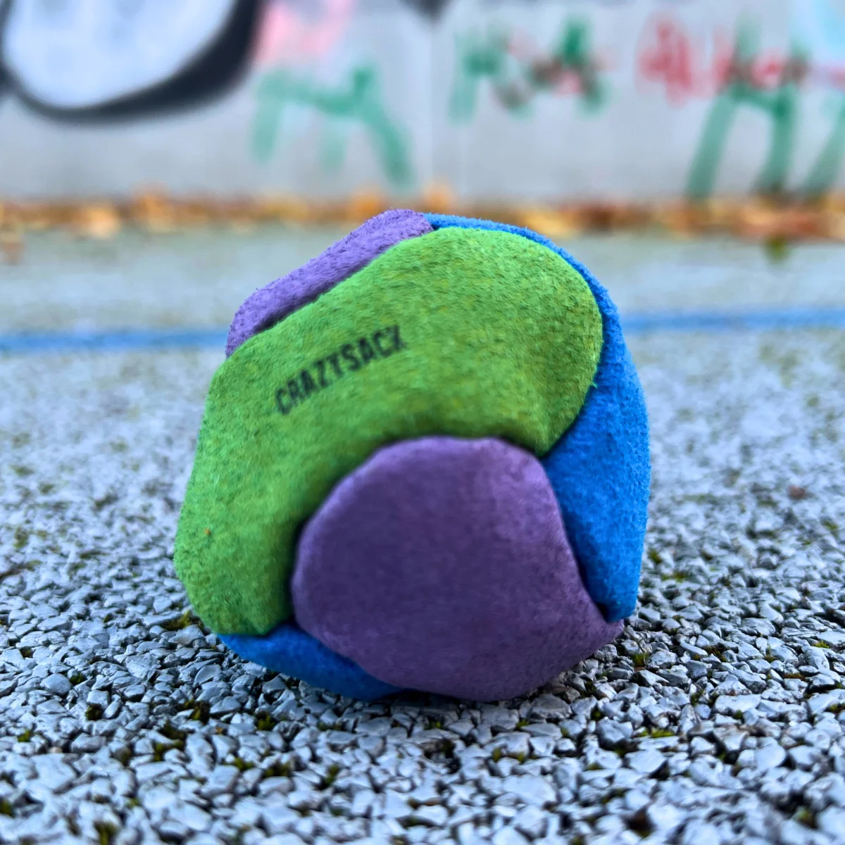 6 Panels Footbag mit Sandfüllung – Crazy Sack Jonglierball & Kickball (grün-lila-blau) – Bild 3