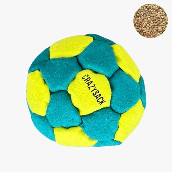 Ein hellblau gelber Footbag liegt auf weißem Hintergrund