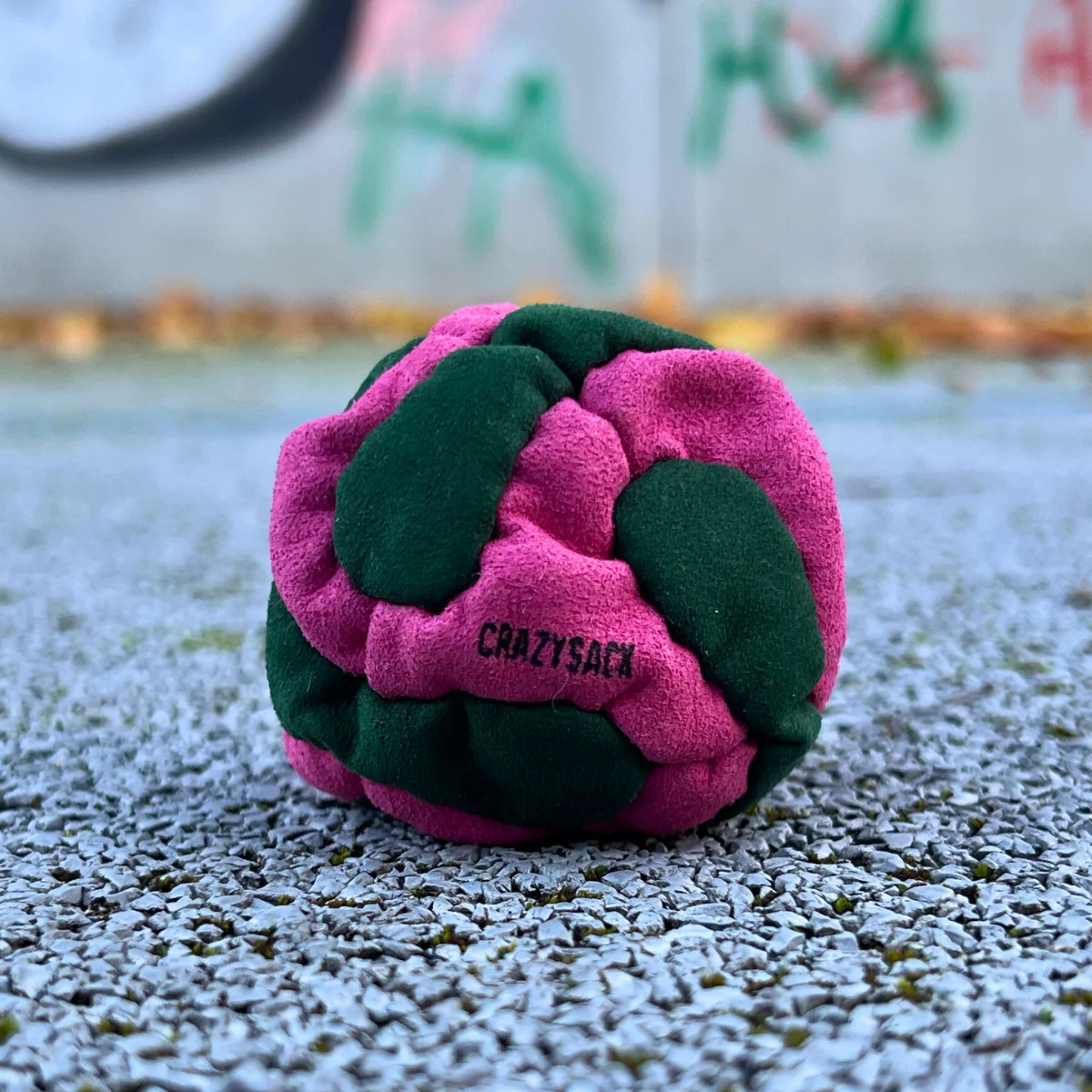 14 Panels Footbag mit Metallkugel - Crazy Sack Jonglierball & Kickball (grün-pink) – Bild 3