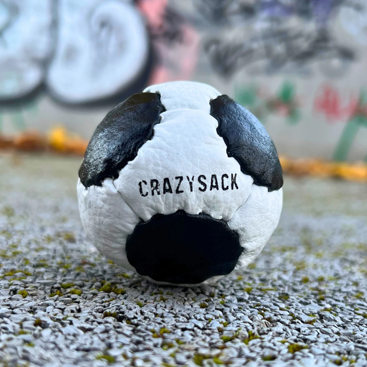 CRAZYSACK 14-Panel Netbag Schwarz-Weiß auf Beton – Footbag mit 100 % Füllgrad und klassischem Design